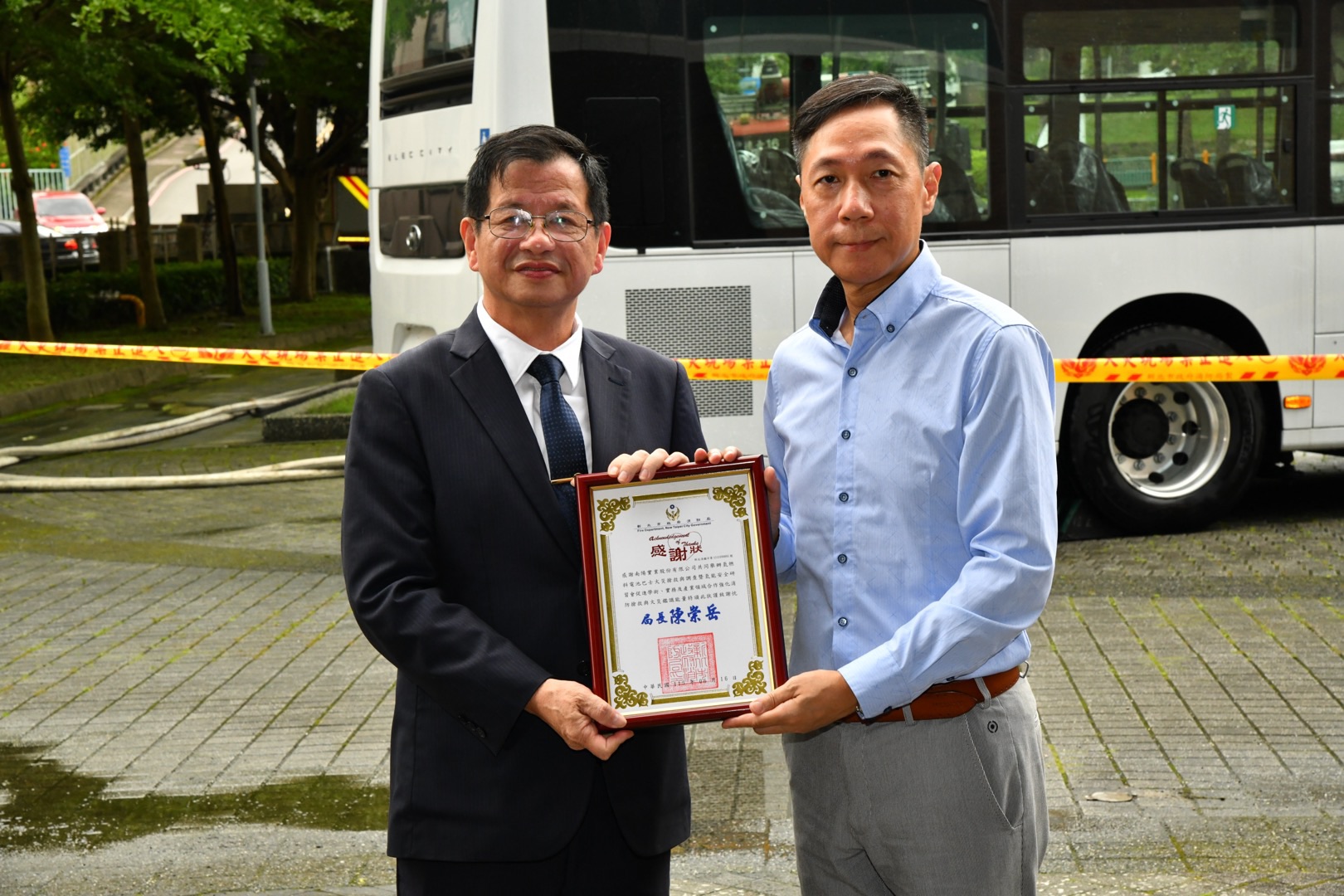 左一 新北市政府消防局長頒發感謝狀 陳崇岳 局長  右一 南陽實業服務本部 蔡承斌協理
